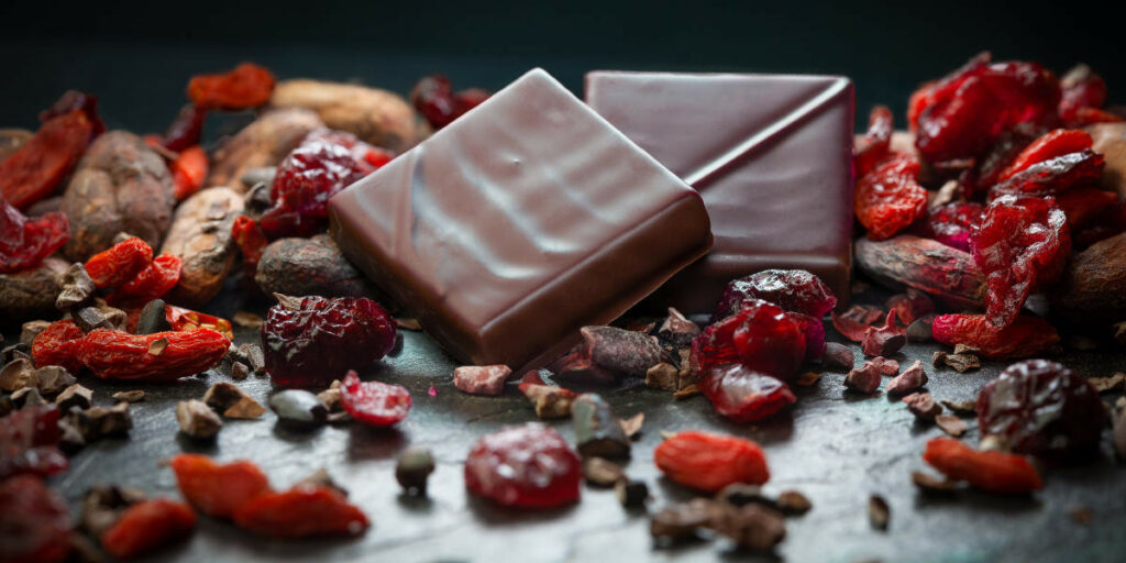 Carré de chocolat avec des fruits rouges